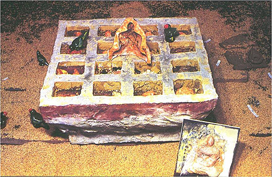 Jagath Weerasinghe: Detalj fra den sentrale delen av installasjonen, "The Yantra Gala", 91,4 x 91,4 x 61 cm.